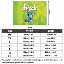 迪士尼 Lilo & Stitch 鮮綠色掛毯，眨眼史迪奇擁抱 Scrump 玩偶，印有 "Stitch" Logo 無孔背景布，適合派對、露營、居家裝飾、場景佈置與聚會展示 - 0 - 查看 5