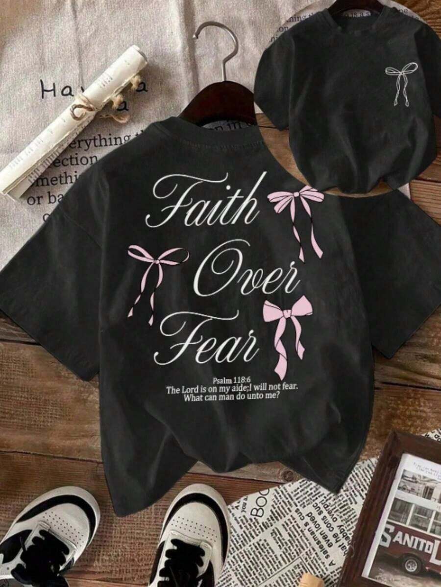 Blusas casuales para dama, playera de mujer algodón negra con texto "Faith Over Fear" y lazos rosas, manga corta holgada, tops de mujer estilo elegante, temporada 2026, ideal para salidas casuales y looks con estilo - Negro - Ver 1