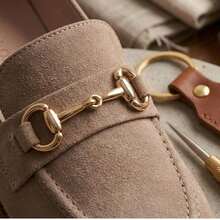 Women's Comfortable Square Moccasin Shoe, Inexpensive, With Gold Embellishment, For Work, Casual, Or Luxury. - 裸體 - 查看 4
