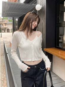 Áo khoác cardigan nữ màu trắng dáng ngắn, cổ chữ V, tay dài, điểm xuyết họa tiết bướm tinh tế. - trắng - Xem 4