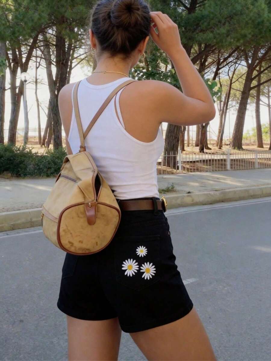 女款休閒水洗黑牛仔短褲，適合夏季穿搭，可愛直筒褲管設計，百搭日常穿著，無彈力