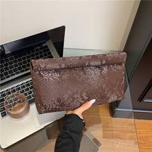 Bolso de mano moderno y versátil para mujer, estilo casual elegante con un toque de alta gama, bolso de hombro estiloso ideal para ir de compras, bolso tipo sobre de textura mate de alta gama, novedad de otoño 2026, bolso de mano elegante y a la moda para mujer. - Negro - Ver 4
