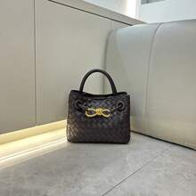 Bolso de mano para mujer BV Bottega Bang Bang de cuero genuino tejido a mano de Andiamo Clutch Campana. Popular bolso de mano de la marca B con mini lazo y hebilla en forma de ocho, bolso pequeño de alta gama tejido, bolso de hombro y bandolera para mujer. - marrón - Ver 3