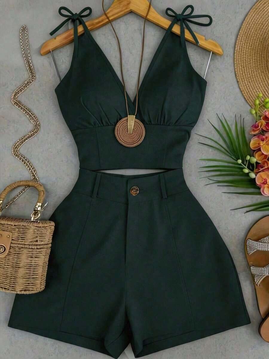 Conjunto informal de mujer con camiseta de tirantes con pliegues y nudo en el hombro, y pantalones cortos de unicolor - Verde Oscuro - Ver 1