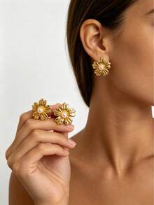 Vintage Sweet Daisy Stud Earrings, Gold-Plated 3D Petal Texture, 304 Stainless Steel Skin-Friendly Hypoallergenic, Eye-Catching Accessory For Wedding Bridesmaid, Best Friend Gathering, Summer Travel, Back To School, Global Vacation, Business Commute, And Romantic Date - Multicolor - View 3