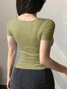 Parte superior corta ajustada con cuello en V y dobladillo retorcido de manga corta para salir, para mujeres - Verde - Ver 4