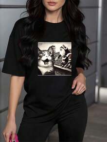 Minimalist Surprised Cat Watching Santa Claus On A Rooftop Symbolizing The Magic And Wonder Of Christmas. Women's T-Shirt, 100% Soft And Comfortable Cotton. Loose, Versatile Short-Sleeve T-Shirt For Women. - 白色的 - 查看 9