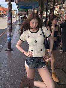 韓系優雅街頭風針織上衣，甜美3D花朵拼色短袖T恤，質感紋理飾面，度假夏季款 - 杏色 - 查看 3