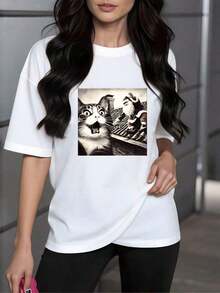 Minimalist Surprised Cat Watching Santa Claus On A Rooftop Symbolizing The Magic And Wonder Of Christmas. Women's T-Shirt, 100% Soft And Comfortable Cotton. Loose, Versatile Short-Sleeve T-Shirt For Women. - 白色的 - 查看 12