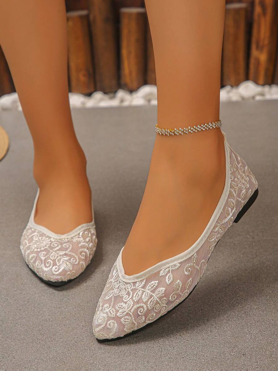 2026 Sommer Neue Damen Flache Schuhe aus Spitze und Mesh, atmungsaktive bestickte V-Ausschnitt Spitzschuh Slip-On Loafer, französischer Vintage Feenstil, weiche Sohle bequem und nicht ermüdend, fußschmeichelndes schlankes Design, elegante Damen Braut Brautjungfer Hochzeitschuhe, perfekt für Kleider, Pendeln und tägliches Tragen, Große Größen Damenschuhe, Ramadan Eid Al-Adha