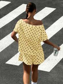 Conjunto de dos piezas de camisa de manga corta asimétrica con estampado de luna y pantalones cortos para mujer de , ideal para vacaciones casuales de verano. - amarillo ganso - Ver 2