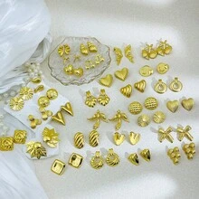 复古金色不锈钢耳环，女士必备配饰，采用优质不锈钢制成，低致敏性，不易褪色，防锈，并带有闪亮的金属光泽。设计风格涵盖复古、甜美和简约，适合日常通勤和搭配各种服饰。 - 彩色 - 查看 5