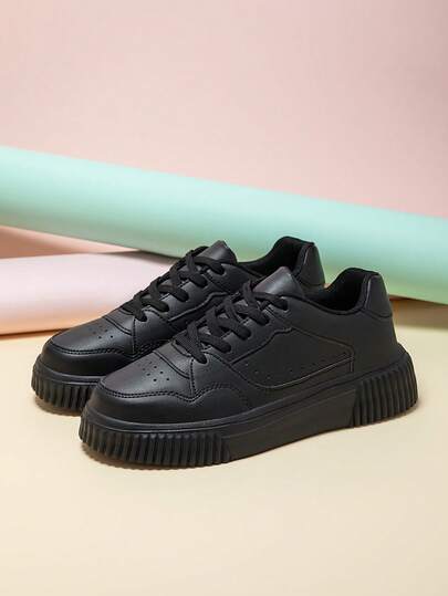 Giày sneaker đen đế dày thoáng khí đa năng phong cách casual 2026 mới, giày trượt ván đen nâng đế cho nam, phù hợp đi học lại và mặc hàng ngày