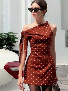 Vestido mini ajustado de estilo elegante con estampado de lunares, tirantes asimétricos y hombros al descubierto, primavera/verano en color blanco - Rojo - Ver 4
