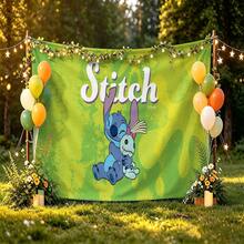 迪士尼 Lilo & Stitch 鮮綠色掛毯，眨眼史迪奇擁抱 Scrump 玩偶，印有 "Stitch" Logo 無孔背景布，適合派對、露營、居家裝飾、場景佈置與聚會展示 - 0 - 查看 4