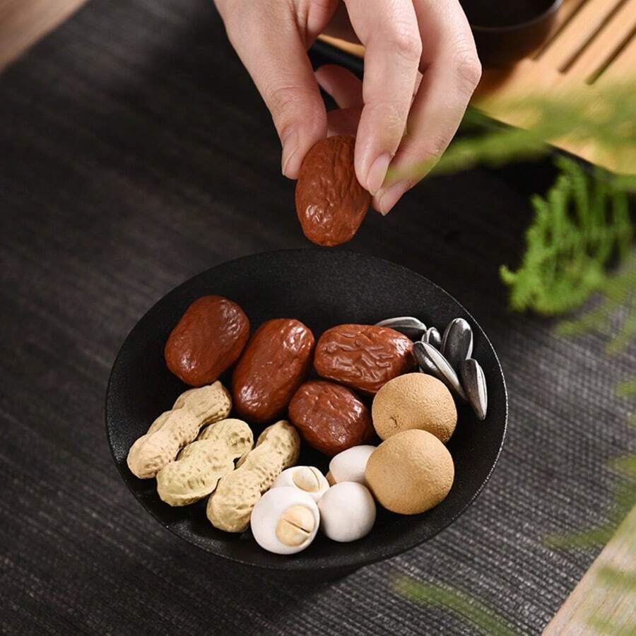 舒壓療癒手持陶瓷茶寵裝飾，紅棗、龍眼、杏仁、花生造型，創意設計迷人擺飾，為您的茶會增添活力、放鬆與趣味