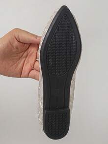 2026 Sommer Neue Damen Flache Schuhe aus Spitze und Mesh, atmungsaktive bestickte V-Ausschnitt Spitzschuh Slip-On Loafer, französischer Vintage Feenstil, weiche Sohle bequem und nicht ermüdend, fußschmeichelndes schlankes Design, elegante Damen Braut Brautjungfer Hochzeitschuhe, perfekt für Kleider, Pendeln und tägliches Tragen, Große Größen Damenschuhe, Ramadan Eid Al-Adha - Beige - Geschwungenes Blumenmuster - Übersicht 9