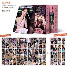 92张K-POP BLACK P1NK -<DEADLINE>/-<BOMB>新专辑照片卡套装，包含JENNIE、LISA、ROSE、JISOO/Yunah、Minju、Moka、Wonhee、Iroha。附赠日记贴纸和LOMO卡。专辑主题收藏套装，是装饰粉丝相册的完美之选。双面高清印刷。92张套装（60张卡片+32张小贴纸）。 - ILLIT小卡 - 查看 3
