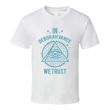 In Deborah Vance We Trust Hacks T Shirt - 款式 - 查看 1