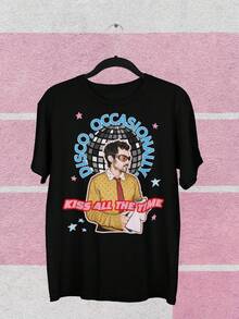 Grafiska T-shirts: Kiss all the time, Disco. Ibland inspirerad oversized t-shirt. |   Fläkt designad av Kissco art |   Standardpassformad T-shirt för män - Svart - Visa 7