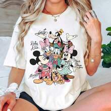Camiseta de mujer de Disney "Retrato grupal de Mickey Vintage, Minnie, Donald, Daisy, Goofy y Pluto con firmas a mano" Camiseta oversize estampada con dibujos animados, de manga corta, ideal para viajes, vacaciones y parques temáticos de Disney. Nuevo estilo 2026, perfecto para salidas familiares y conjuntos a juego, unisex para todas las edades. Tela de algodón de alta calidad, suave y transpirable. Diseño retro clásico de personajes con estampados con estilo de autógrafo, regalo perfecto para fans de Disney y atuendos para viajes familiares. - Blanco - Ver 7