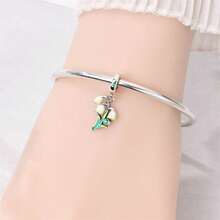 Một chiếc charm mạ bạc chủ đề hoa với thiết kế độc đáo kết hợp các yếu tố của hoa đào, hoa ly và hoa tulip. Mặt dây chuyền tráng men này được điểm xuyết bằng kim cương và có thể kết hợp với vòng tay hoặc dây chuyền. Là một phụ kiện làm trang sức tươi mới và thanh lịch, nó toát lên vẻ quyến rũ mềm mại và nữ tính, hoàn hảo cho cả các dự án DIY và đeo hàng ngày. - Nhiều màu - Xem 11