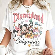 Disney Women's T-Shirt  1PC Licensed "Vintage Pastel‑Style California Disneyland Collage Featuring Mickey, Minnie, Donald, Daisy, Goofy, Pluto, Disney Snacks & Cute Mini Icons" Cartoon Printed Oversized T‑Shirt, Short Sleeve Tee For Disneyland California Family Trips, Girls Getaways & Holiday Vacations. New Style, Ideal For Family & Group Matching Outfits, Unisex For All Ages. High‑Quality Cotton Fabric, Soft & Breathable. Sweet Pink‑Toned Retro Typography Design Decorated With Mickey‑Shaped Treats And Drink Details, Perfect Gift For California Disneyland‑Loving Fans. - trắng - Xem 1