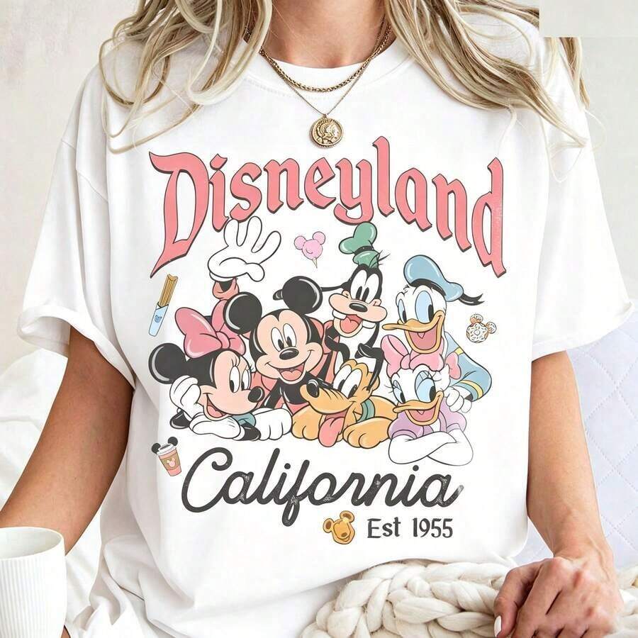 Disney Women's T-Shirt  1PC Licensed "Vintage Pastel‑Style California Disneyland Collage Featuring Mickey, Minnie, Donald, Daisy, Goofy, Pluto, Disney Snacks & Cute Mini Icons" Cartoon Printed Oversized T‑Shirt, Short Sleeve Tee For Disneyland California Family Trips, Girls Getaways & Holiday Vacations. New Style, Ideal For Family & Group Matching Outfits, Unisex For All Ages. High‑Quality Cotton Fabric, Soft & Breathable. Sweet Pink‑Toned Retro Typography Design Decorated With Mickey‑Shaped Treats And Drink Details, Perfect Gift For California Disneyland‑Loving Fans. - trắng - Xem 1
