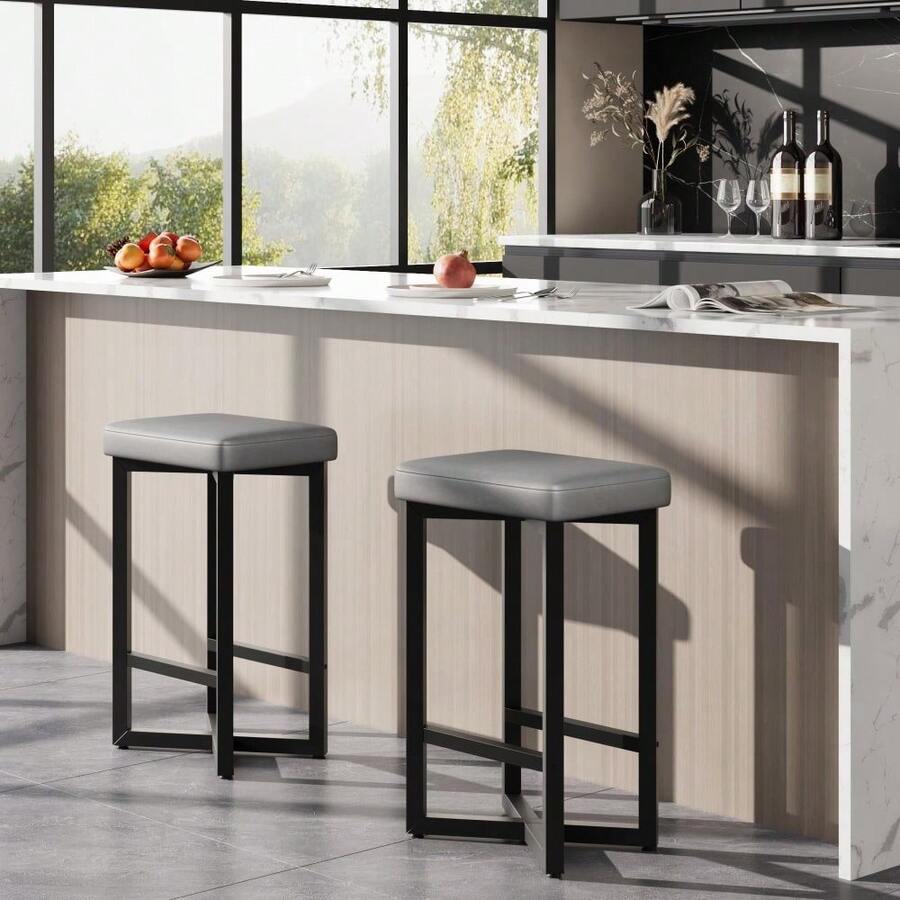 Tabernos de bar Conjunto de 2 o 4, Tabernos de bar sin espalda tapizados, asientos de cuero PU con marco X de metal y reposapiés, Tabernos de cocina modernos para el bar de casa, comedor - Paquete de 2 unidades en gris claro - Ver 1