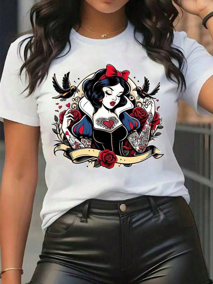 Produit pour femmes sous licence Disney présentant un design imprimé de la Reine de Cœur avec des tatouages de roses et des oiseaux l'entourant. Ce t-shirt vintage élégant à manches courtes et col rond est élégant, confortable et polyvalent. - Blanc - Voir 1