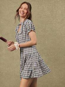 Short Women's Dress With Puff Sleeves, Ruffles, Buttons And A Low-Ruffled Waist In A Plaid Print - 藍白 - 查看 5