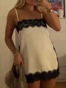 Top tipo camiseta de estilo callejero de moda para mujer, camisola de satén con parches de encaje floral, elegante top sin espalda sin mangas con tirantes finos, camisola sexy con encaje y tela tejida de unicolor para uso diario y salidas de verano - Albaricoque - Ver 4