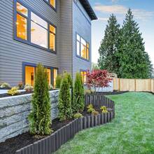 Imitierte Holzpfähle aus Kunststoff Rasenkante, Gartenzaun, Blumenbeet Begrenzung, Rasenkante, Gartenpalisade, dekorative Gartenbegrenzung, Palisadenzaun - 2,8M/5,6M/8,4M/11,2M/14M/16,8M/19,6M/22,4M/25,2M (Braun/Anthrazit) - Anthrazit 60 Stück = 16,8 m - Übersicht 5