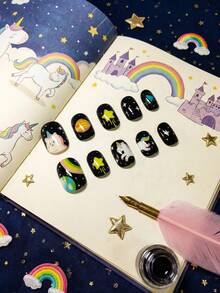 24 piezas de uñas postizas de estilo Y2K para niños, material acrílico, gel precubierto, cobertura total, patrones lindos y brillantes que incluyen elementos cósmicos: planetas, cometas, pentagramas, arcoíris, creando un cielo estrellado caprichoso, figuras de unicornio redondas y lindas en poses frontales y en movimiento, llenas de encanto infantil, pegatinas de uñas cortas, ideal para niñas pequeñas - Tema de unicornio cósmico soñador - Multicolor - Ver 4