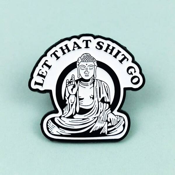 Insignia personalizada con lema en inglés, broche de metal con decoración de Buda de meditación de dibujos animados para ropa