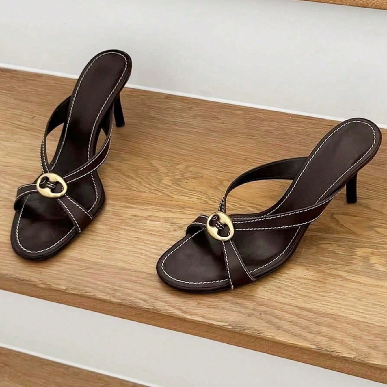 Sandalias de tacón alto con hebilla de metal, color marrón clásico, zapatos versátiles de moda retro para el verano