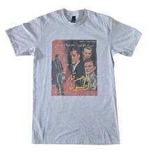 Camiseta Gris con el Póster de la Película Retro en Árabe de - Blanco - Ver 6