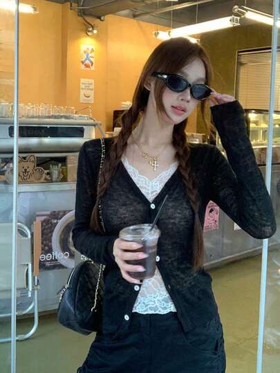Áo khoác cardigan mỏng nhẹ cổ chữ V, màu đen, thiết kế cài nút.