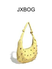 Tas Minimalis Warna Kuning Bentuk Bulan Sabit, Tas Komuter dengan Dekorasi Rivet Emas, Tas Bahu dengan Tali Simpul Rivet Emas, Tas Selempang Kulit Lembut Warna Kuning untuk Perjalanan Sehari-hari - Kuning - View 4
