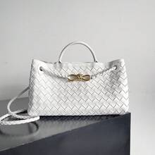 Bolso de mujer de cuero genuino tejido a mano BV Bottega Bang Bang de Andiamo Clutch Campana. En stock, nuevo bolso tote tejido de BV estilo vintage old money, bolso de mujer de nicho con hebilla de cuerda metálica, bolso de hombro de cuero genuino. - Blanco - Ver 3
