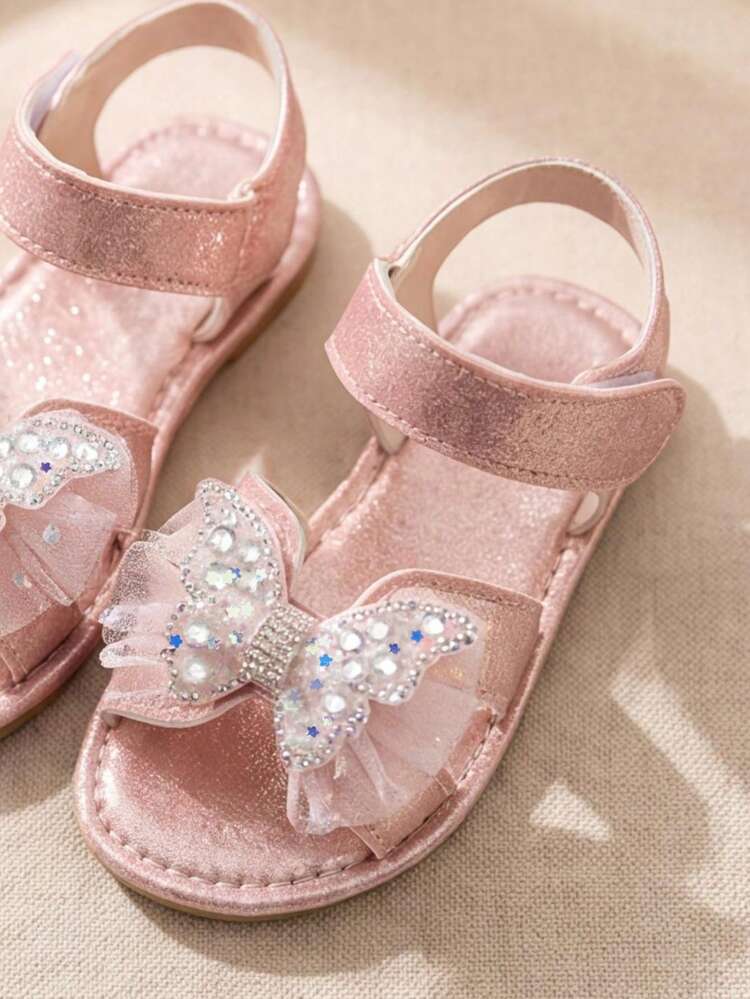 Mẫu bán chạy nhất mùa hè và mùa xuân - Sandal trẻ em màu hồng cho bé từ 3-12 tuổi. Mặt trên màu hồng lấp lánh với họa tiết bướm đính kèm. Quai sau co giãn có thể điều chỉnh để vừa vặn thoải mái. Đế bằng phẳng chống trơn trượt. Vẻ đẹp nữ tính mộng mơ và tinh tế. Hoàn hảo cho các bữa tiệc sinh nhật, biểu diễn, kỳ nghỉ và những chuyến đi chơi hàng ngày. - Hồng - Xem 3