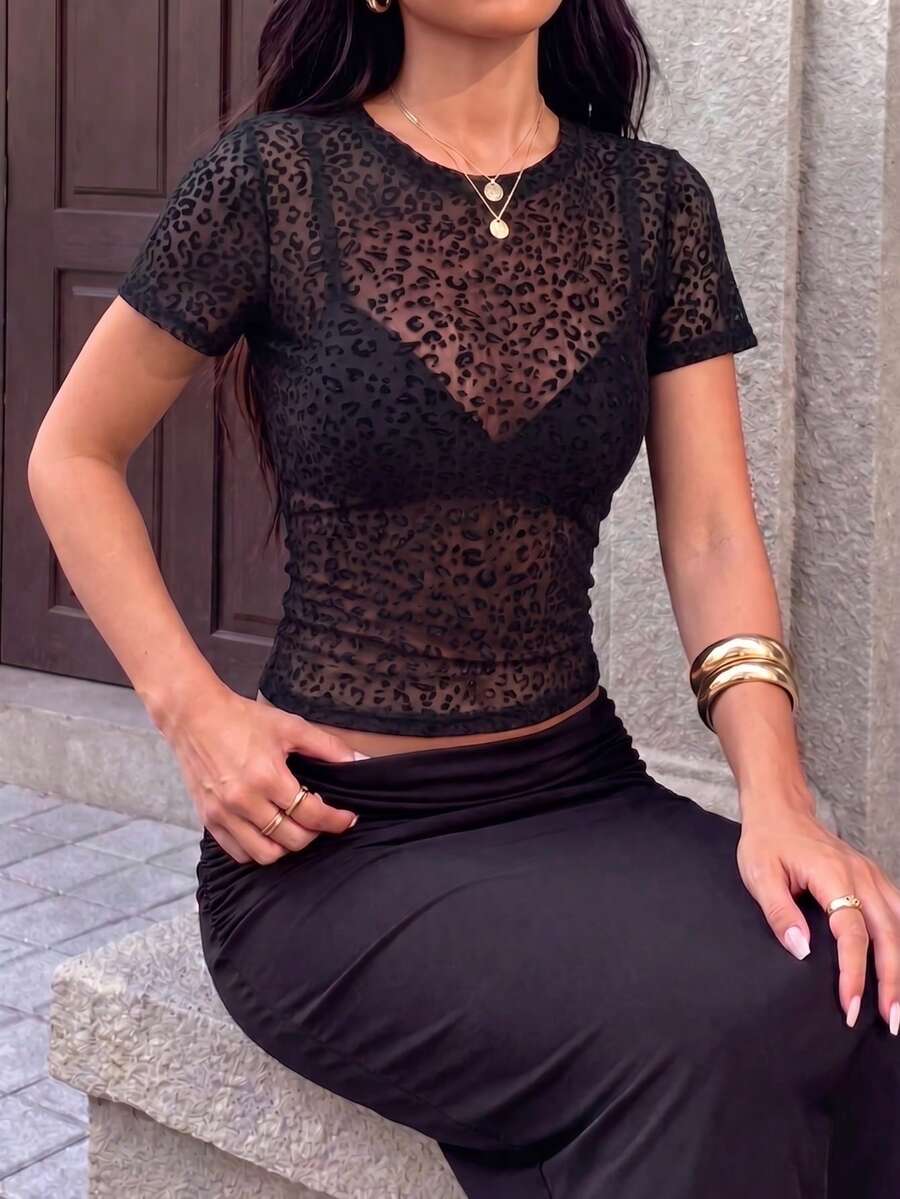 女士黑色动物纹性感植绒半透明短袖常规透明针织衫,夏季短袖圆领迷人性感透明豹纹修身上衣,适合日常穿着、街头、单身派对、舞台和音乐会等休闲场合。 - 黑色 - 查看 1