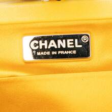 Authenticated Chanel PRE-OWNED Satin Crystal Camellia Evening Frame Clutch Bag - Màu vàng - Xem 2