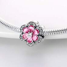 Một chiếc charm mạ bạc chủ đề hoa với thiết kế độc đáo kết hợp các yếu tố của hoa đào, hoa ly và hoa tulip. Mặt dây chuyền tráng men này được điểm xuyết bằng kim cương và có thể kết hợp với vòng tay hoặc dây chuyền. Là một phụ kiện làm trang sức tươi mới và thanh lịch, nó toát lên vẻ quyến rũ mềm mại và nữ tính, hoàn hảo cho cả các dự án DIY và đeo hàng ngày. - Nhiều màu - Xem 3