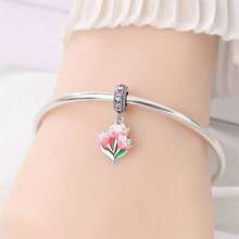 Một chiếc charm mạ bạc chủ đề hoa với thiết kế độc đáo kết hợp các yếu tố của hoa đào, hoa ly và hoa tulip. Mặt dây chuyền tráng men này được điểm xuyết bằng kim cương và có thể kết hợp với vòng tay hoặc dây chuyền. Là một phụ kiện làm trang sức tươi mới và thanh lịch, nó toát lên vẻ quyến rũ mềm mại và nữ tính, hoàn hảo cho cả các dự án DIY và đeo hàng ngày. - Nhiều màu - Xem 7
