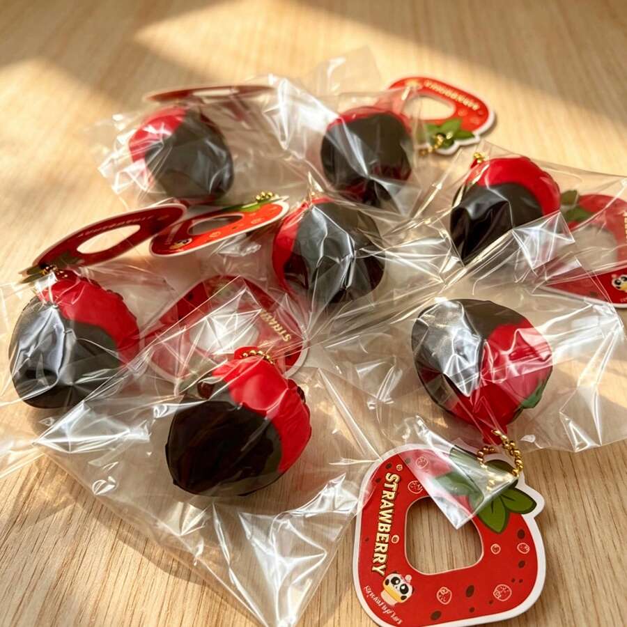 1个可爱蘸酱草莓慢回弹PU软面包钥匙扣减压玩具，外观精美，捏捏解压，送给她的礼物 - 彩色 - 查看 1