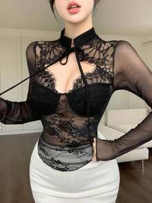 Blusa larga de mujer con mangas abullonadas, cuello halter con lazo delantero, bajo con volantes, estampado floral botánico sobre base oscura, textura de tela, elegante para Año Nuevo, Navidad, fiesta de boda - Negro - Ver 9