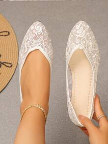 2026 Sommer Neue Damen Flache Schuhe aus Spitze und Mesh, atmungsaktive bestickte V-Ausschnitt Spitzschuh Slip-On Loafer, französischer Vintage Feenstil, weiche Sohle bequem und nicht ermüdend, fußschmeichelndes schlankes Design, elegante Damen Braut Brautjungfer Hochzeitschuhe, perfekt für Kleider, Pendeln und tägliches Tragen, Große Größen Damenschuhe, Ramadan Eid Al-Adha - Beige - Geschwungenes Blumenmuster - Übersicht 3