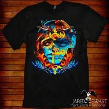 Maglietta Mad Max Fury Road Furiosa, ispirata all'arte pop originale del film, disponibile nelle taglie S M L XL 2XL 3XL 4XL 5XL - forma - Visualizzare 1
