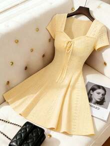 Nuevo 2026  Nuevo vestido mini de verano de ajuste ceñido con nudo delantero, de punto jacquard de crema de mantequilla sexy para mujeres - Amarillo claro - Ver 8